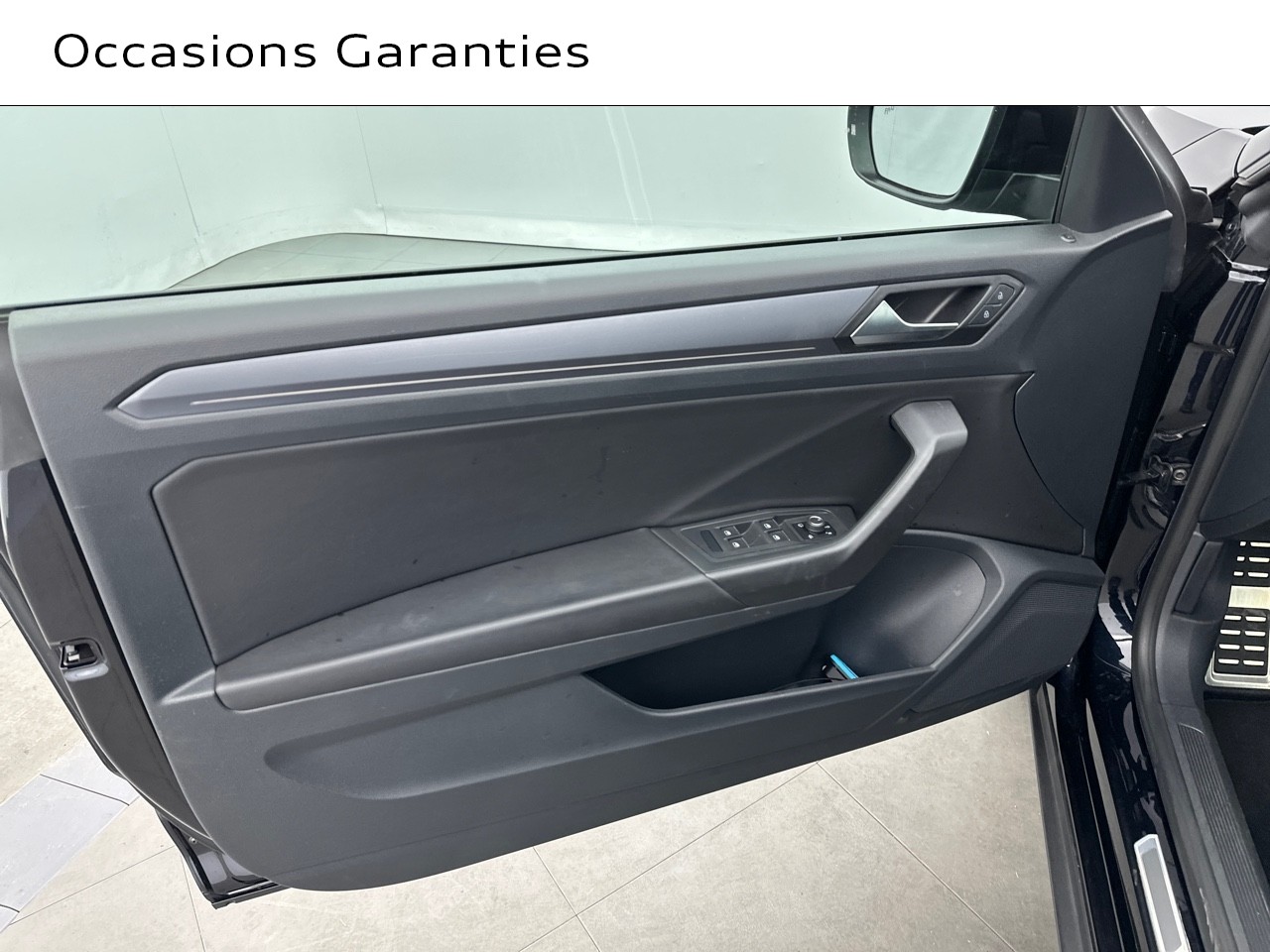 Voitures occasions VOLKSWAGEN T-Roc Cabriolet R-Line Saint-Thibault-des-Vignes