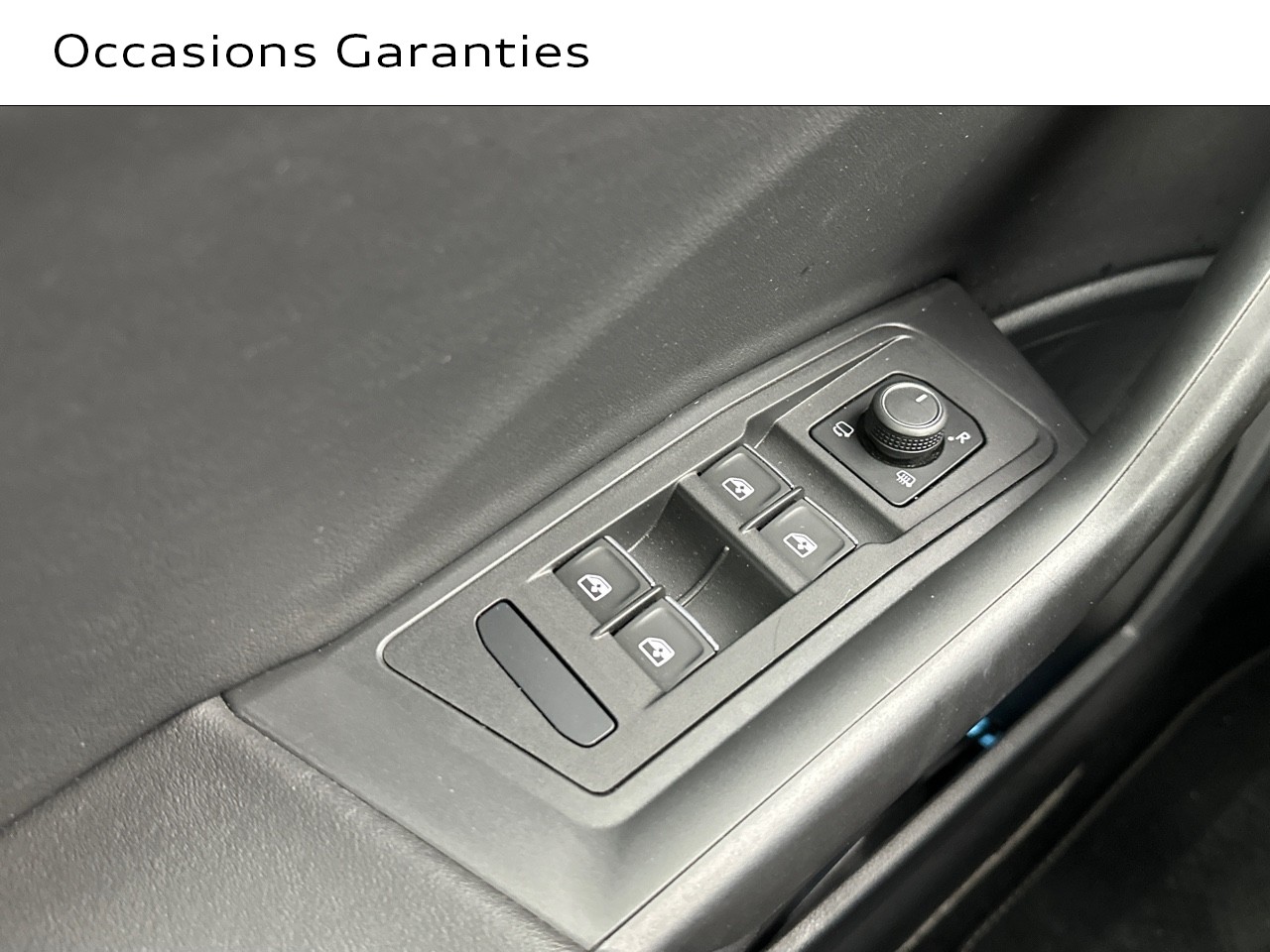 Voitures occasions VOLKSWAGEN T-Roc Cabriolet R-Line Saint-Thibault-des-Vignes